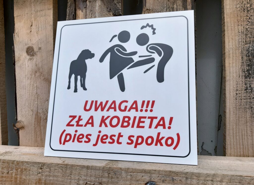 TABLICZKA OSTRZEGAWCZA (pies jest spoko)